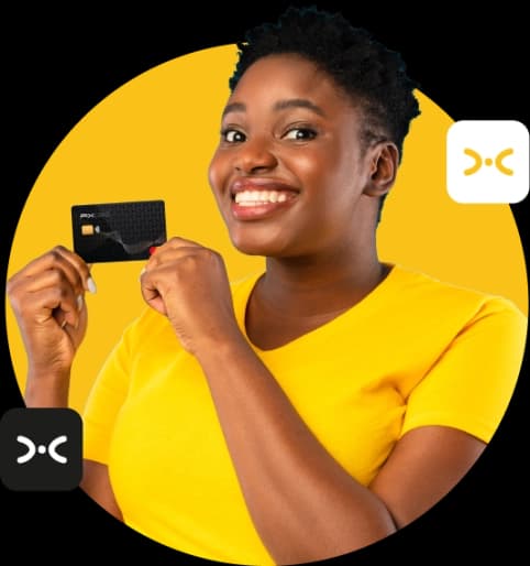 Mulher sorridente segurando o cartão Pix Card